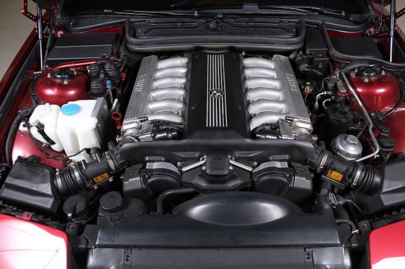 BMW 850i 16 of 24
