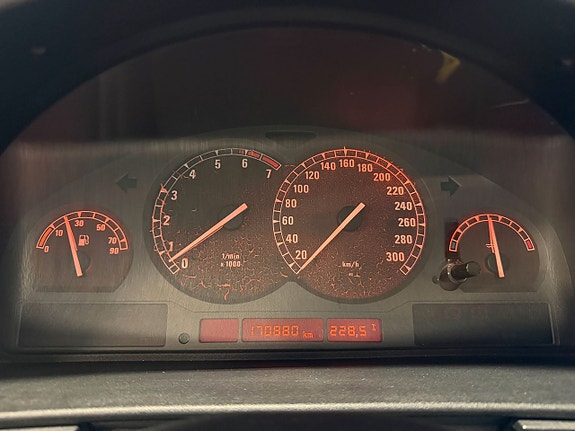 BMW 850i 15 of 16