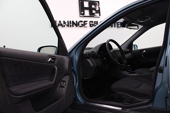 Mercedes-Benz C240 9 of 22