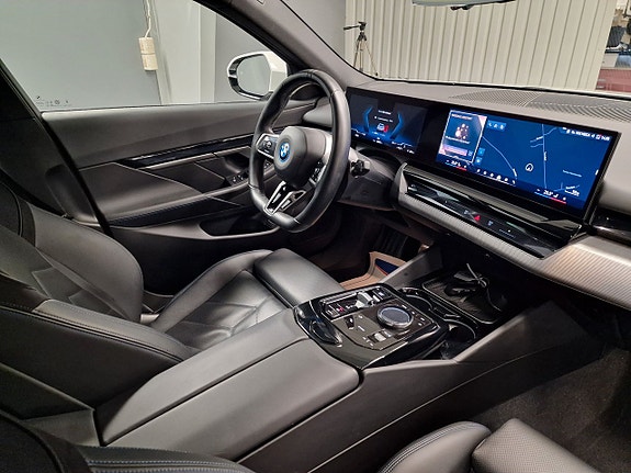BMW i5 8 of 12