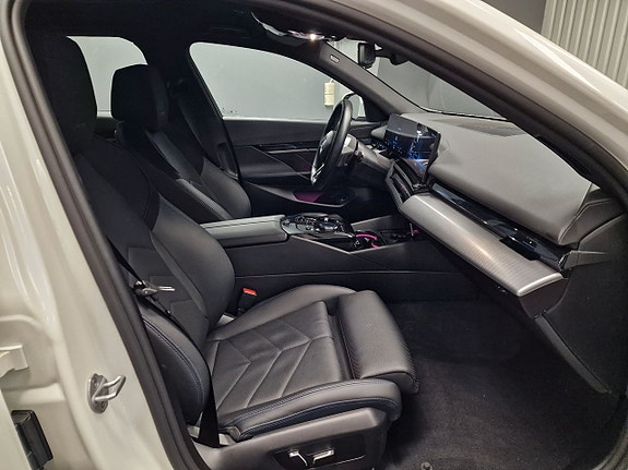 BMW i5 7 of 12