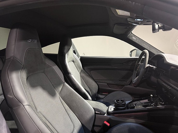 Porsche 911 Carrera GTS 10 of 11