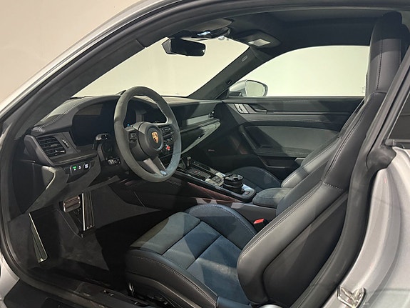 Porsche 911 Carrera GTS 7 of 11