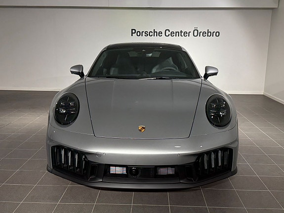 Porsche 911 Carrera GTS 3 of 5