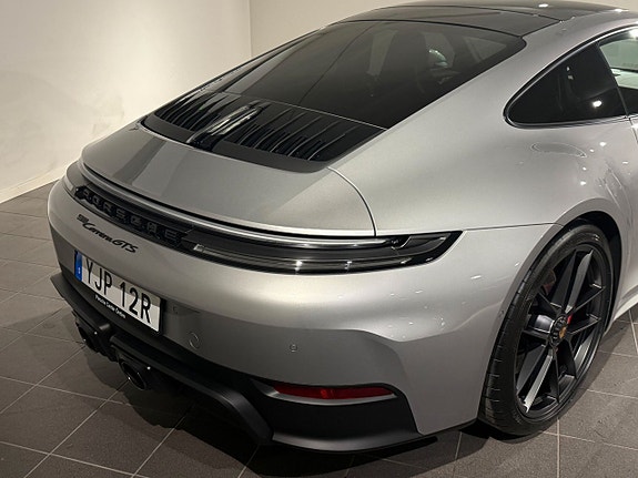 Porsche 911 Carrera GTS 4 of 5