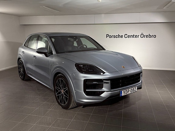 Porsche Cayenne 3 of 5