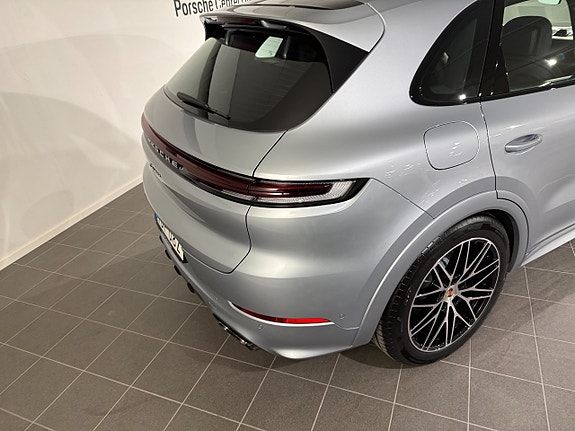 Porsche Cayenne 5 of 5