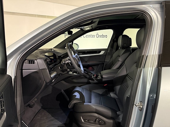 Porsche Cayenne 9 of 16