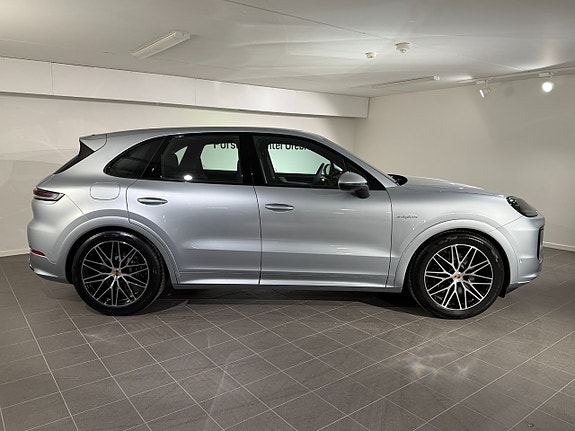 Porsche Cayenne 4 of 5