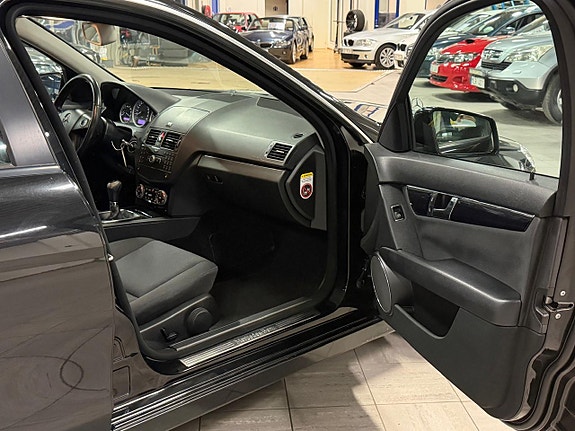 Mercedes-Benz C200 13 of 14