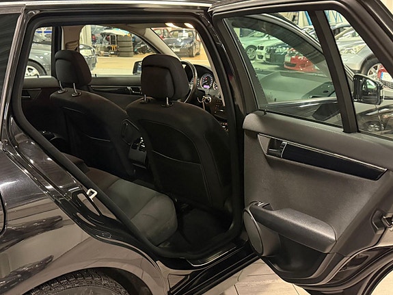 Mercedes-Benz C200 11 of 14