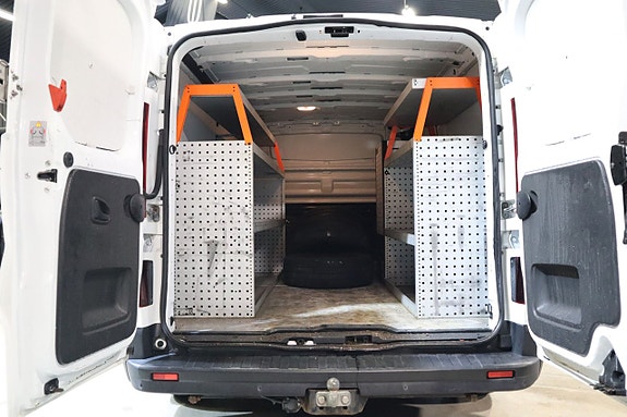 Nissan NV300 7 of 18