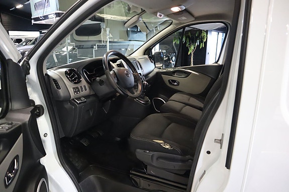 Nissan NV300 9 of 18