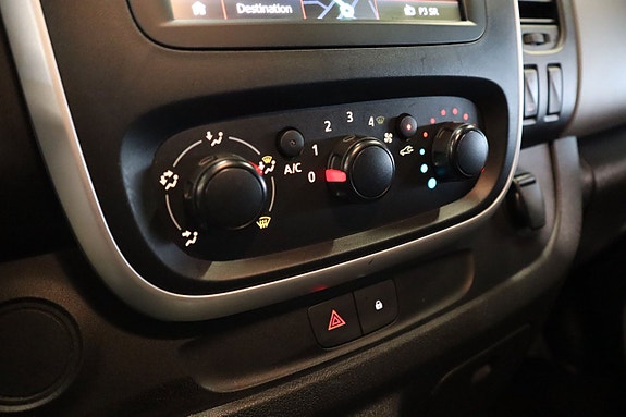 Nissan NV300 13 of 18