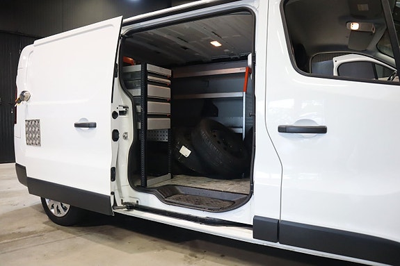 Nissan NV300 8 of 18