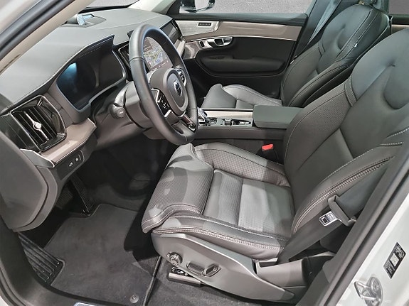 Volvo XC90 2 of 13