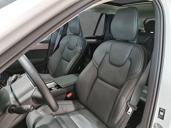 Volvo XC90 3 of 13