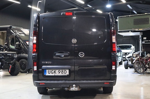Nissan NV300 5 of 5