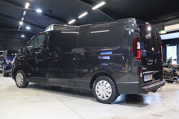 Nissan NV300 4 of 5