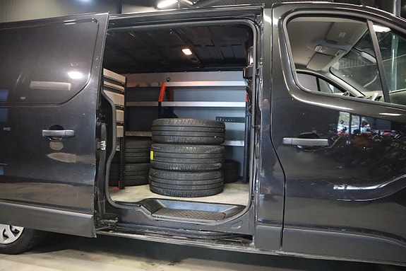 Nissan NV300 8 of 17