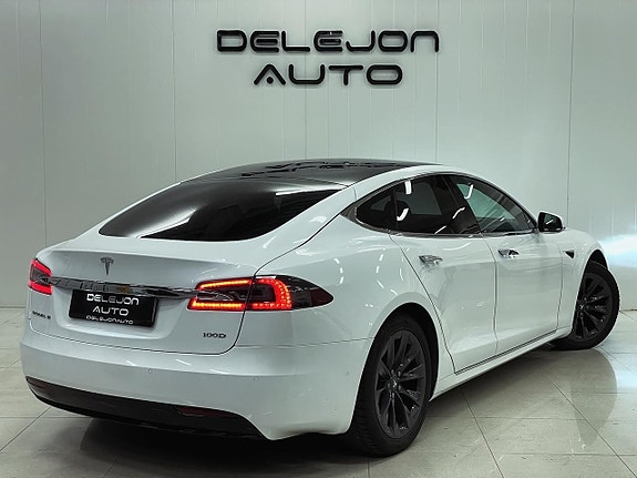 Tesla Model S 3 of 5