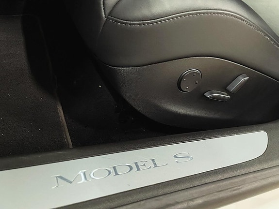 Tesla Model S 18 of 24