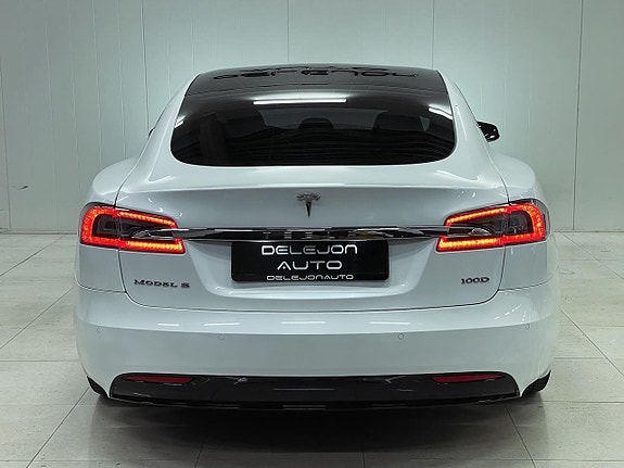 Tesla Model S 4 of 5