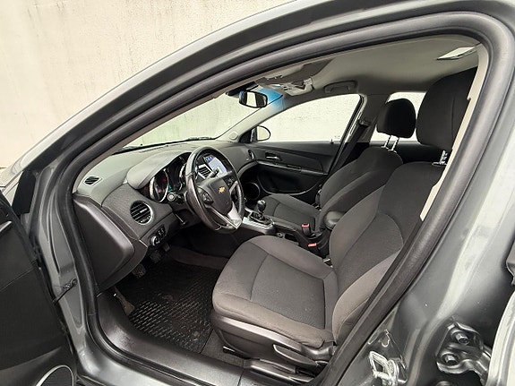 Chevrolet Cruze 12 of 14