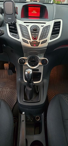 Ford Fiesta 10 of 13