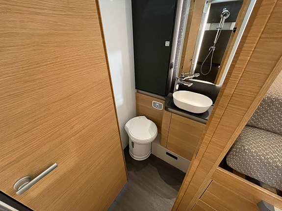 Adria Sonic 700 SL / Automat 180hk / ALDE / Taksäng 17 of 25