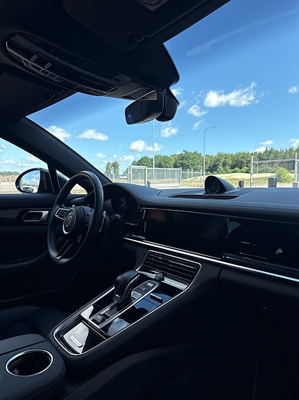 Porsche Panamera 4S 4 of 5