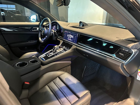 Porsche Panamera 4S 4 of 5