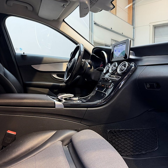 Mercedes-Benz C350 11 of 12