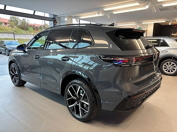 Volkswagen Tiguan 3 of 5
