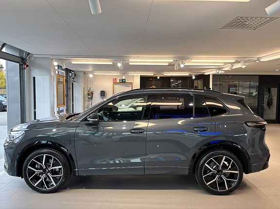 Volkswagen Tiguan 2 of 5