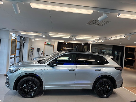 Volkswagen Tiguan 2 of 5