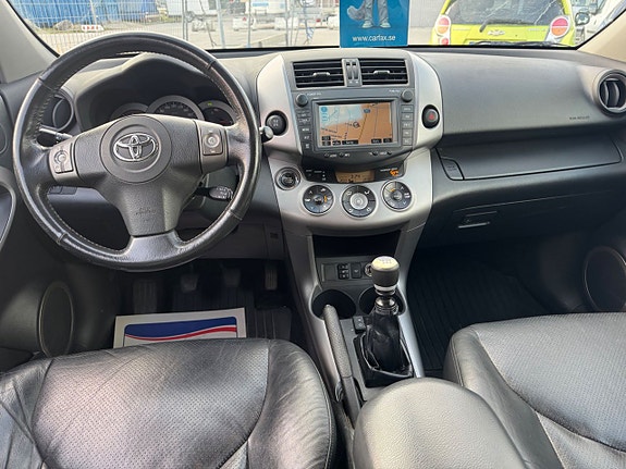 Toyota RAV4 12 of 27