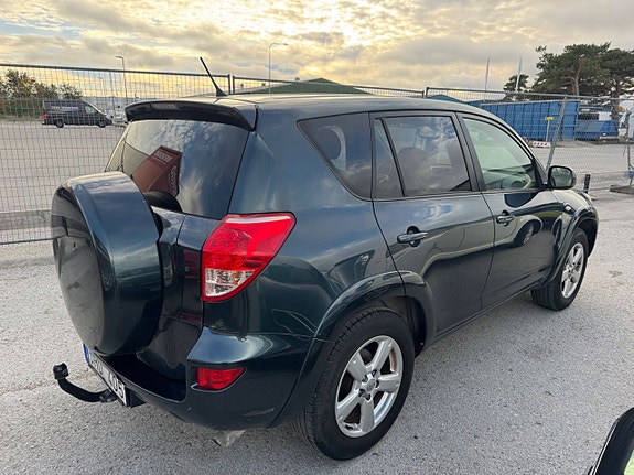 Toyota RAV4 3 of 5