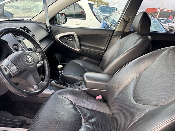 Toyota RAV4 13 of 27