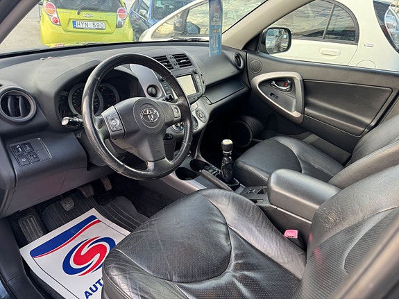 Toyota RAV4 14 of 27