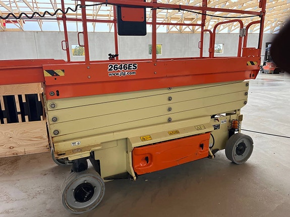 Saxlift JLG 2646ES med bra batterier och fina hjul