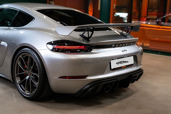 Porsche Cayman GT4 4 of 5