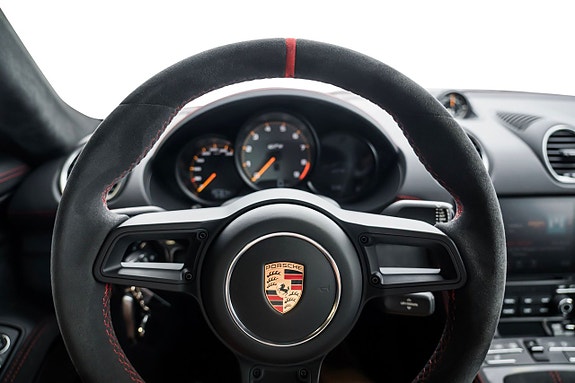 Porsche Cayman GT4 12 of 23