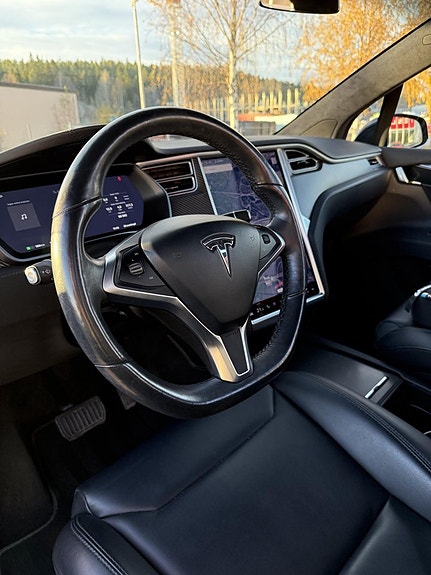 Tesla Model X 3 of 5