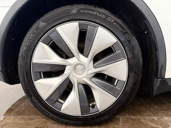 Tesla Model Y 4 of 27