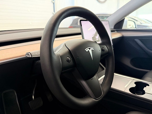 Tesla Model Y 20 of 27