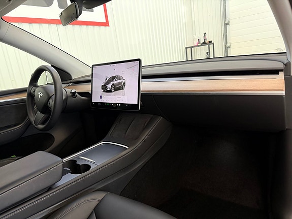 Tesla Model Y 11 of 27