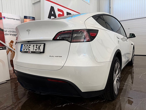 Tesla Model Y 6 of 27