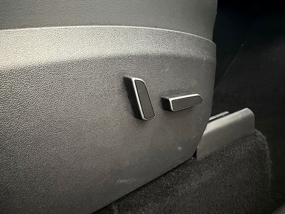 Tesla Model Y 10 of 27