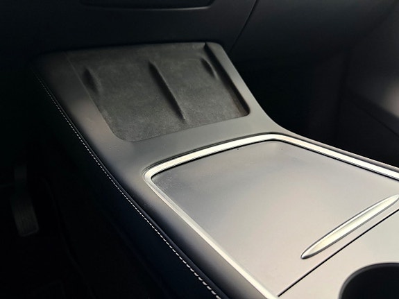 Tesla Model Y 25 of 27